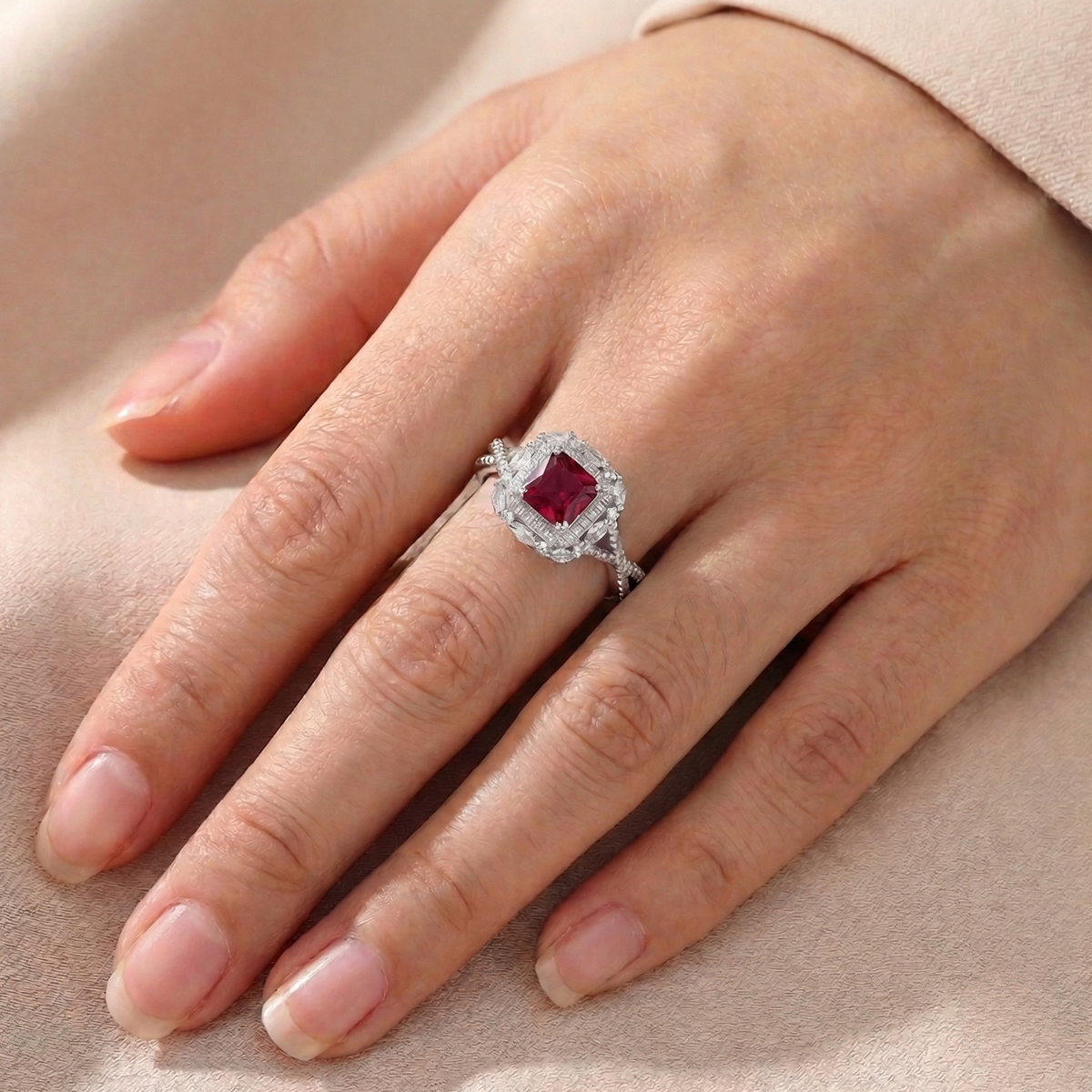 Anello Halo Twist Rosso Rubino