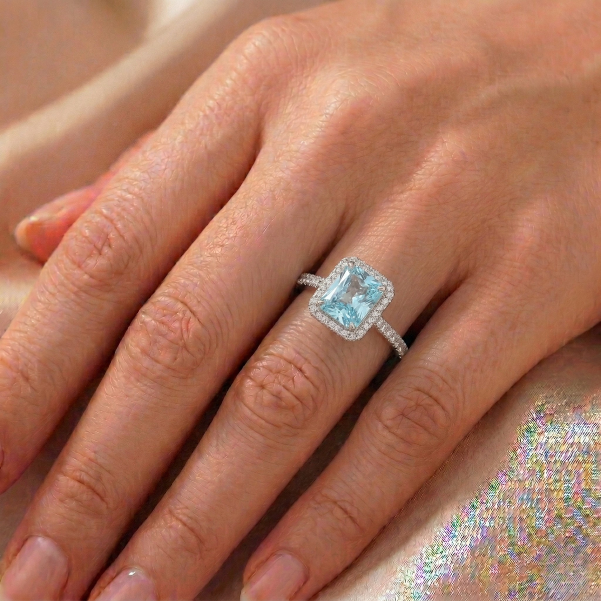 Anello Halo Essenziale Azzurro Acquamarina