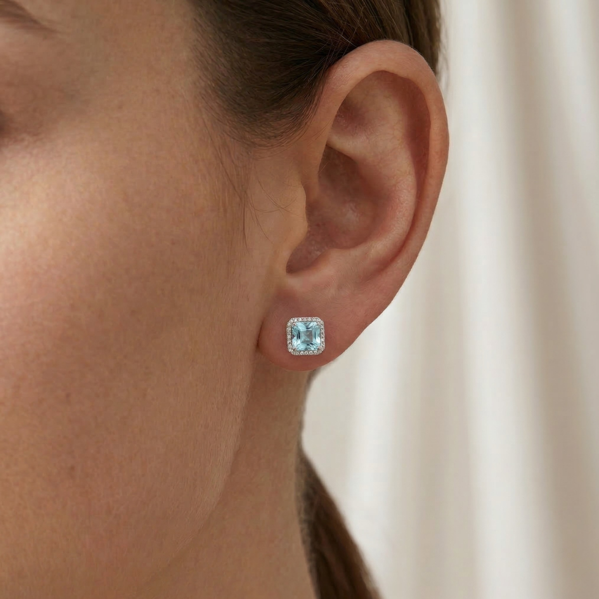 Orecchini Halo Stud Azzurro Acquamarina