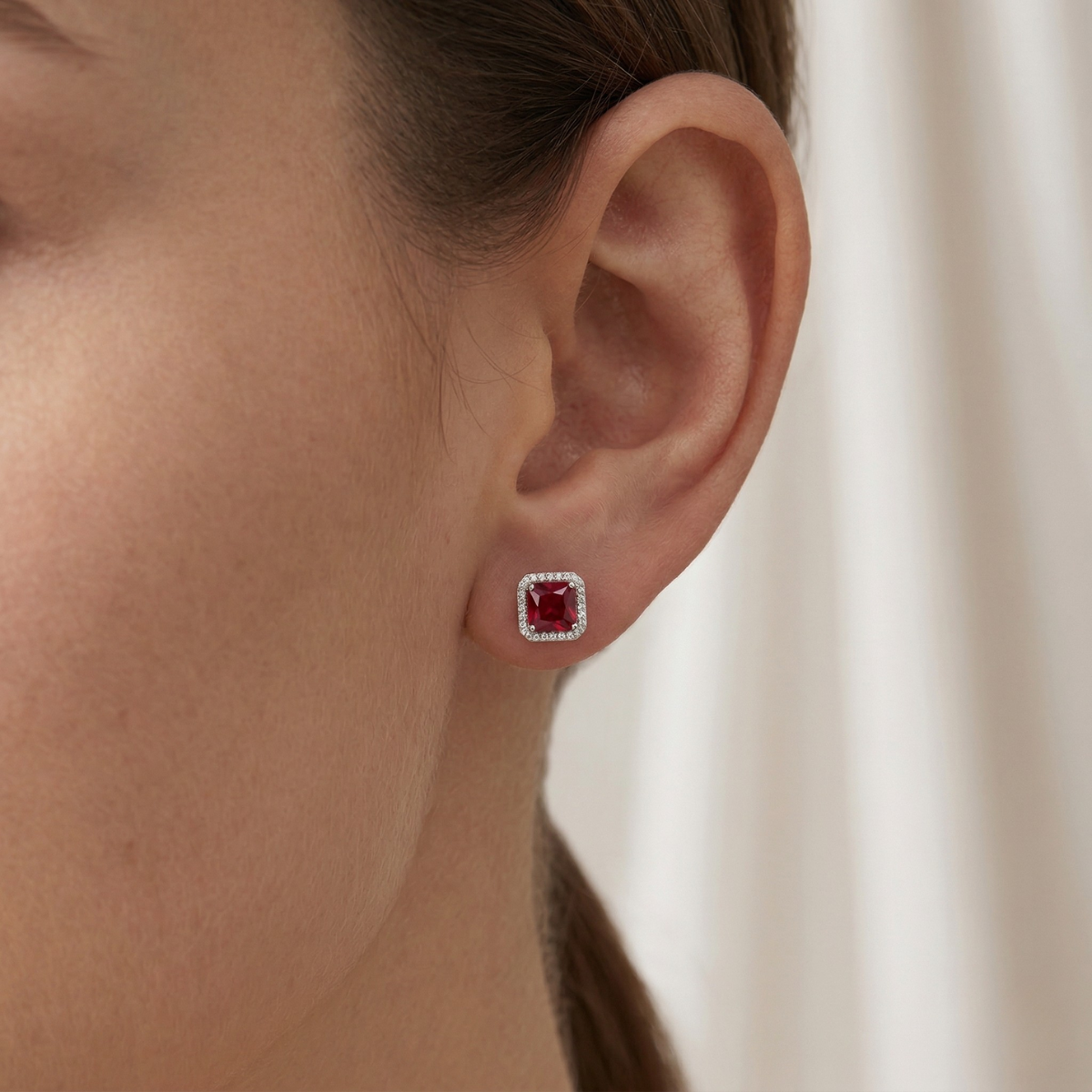 Orecchini Halo Stud Rosso Rubino