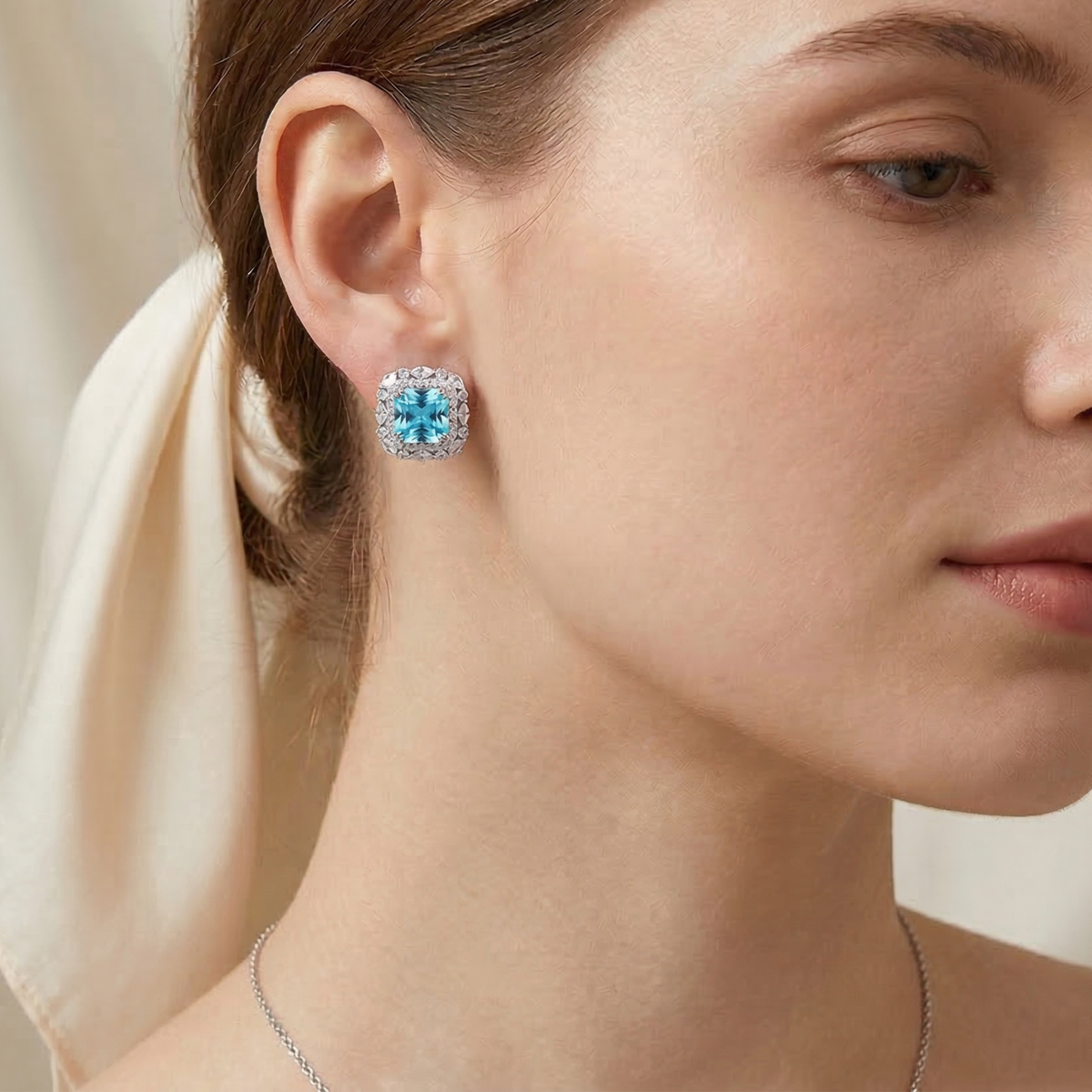Orecchini Halo Twist Stud Azzurro Acquamarina