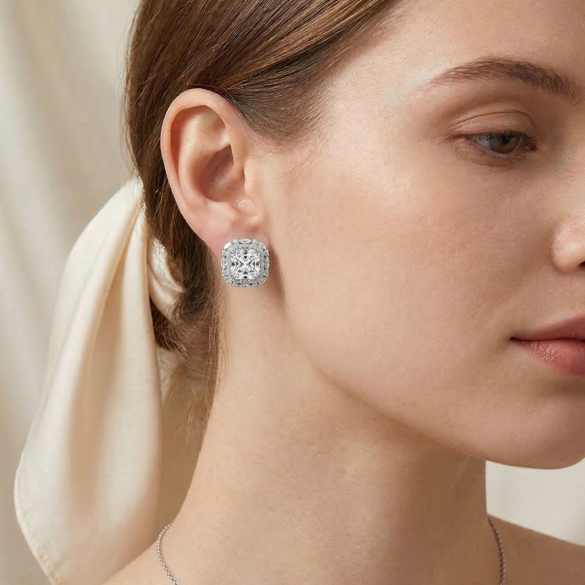 Orecchini Halo Twist Stud Bianco Diamante