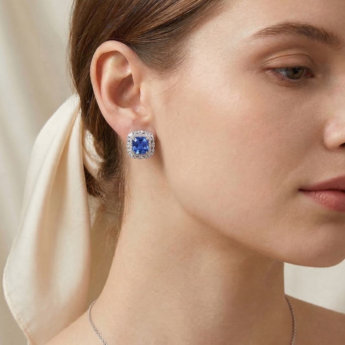 Orecchini Halo Twist Stud Blu Zaffiro